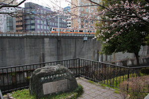 神田上水懸樋の碑の近く